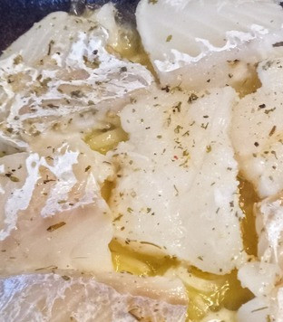 1. Этап. Ароматный минтай: На лук выложить минтай и жарить его на среднем огне 7 минут.