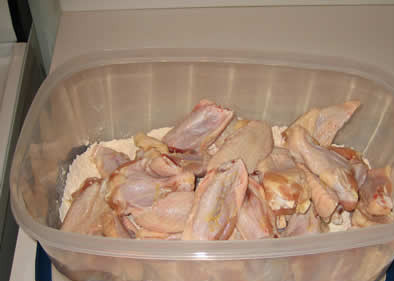 1. Этап. Крылышки в панировке в духовке: Крылья опустить в муку со специями.