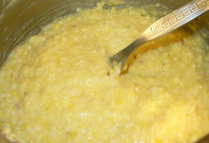 1. Этап. Биточки по-белорусски: Первым делом мы варим пшенную кашу на смеси молока и воды. Когда каша будет готова, добавляем в нее сахар и соль, перемешиваем все и даем каше немного остыть, после этого разбиваем в нее яйца и еще раз все перемешиваем.