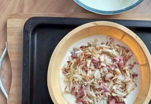 1. Этап. Закусочный пирог с индейкой и капустой: Я возьму форму силиконовую и её оболью водой. Помещу на противень. D-20 см и высота - 5 см моей формы. Визуально делим тесто на 2 части. Одну часть выливаем в форму. Выкладываем начинку. Начинку нужно выкладывать немного отступая от краёв формы ~ 1-1,5 см. Начинка вся у меня не поместилась, осталось немного. Я съела её, она вкусная.