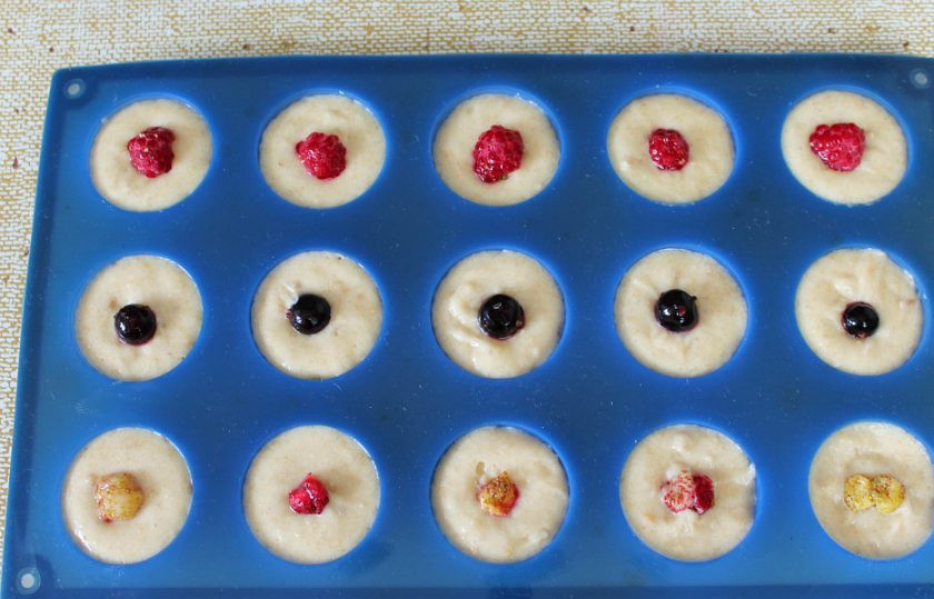 1. Этап. Печенье Финансье: Тесто раскладываем по формам. Добавляем ягоды. Форму отправляем в разогретую духовку. Выпекаем при температуре 180 градусов около 18 минут.