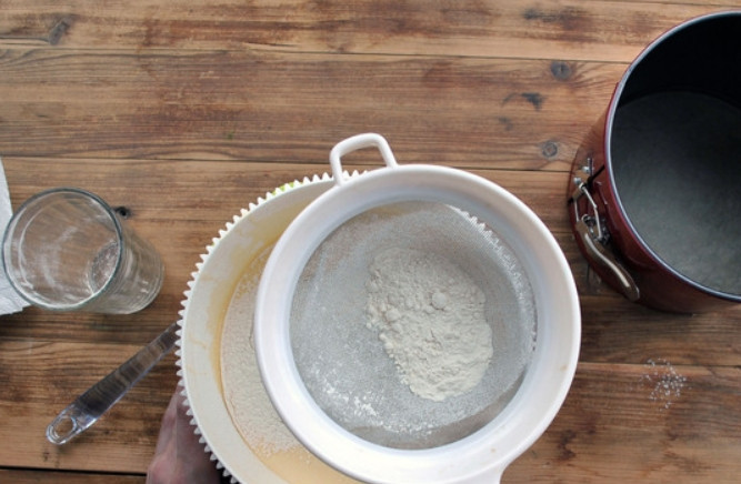 1. Этап. Торт на работу: Постепенно просеиваем муку и замешиваем тесто.