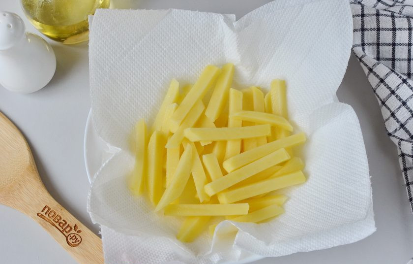 1. Этап. Картофель фри: Поставьте кастрюлю с растительным маслом на огонь, пусть масло хорошо разогреется. Картофель обсушите бумажными или хлопковыми полотенцами без ворса, чтобы максимально удалить влагу.