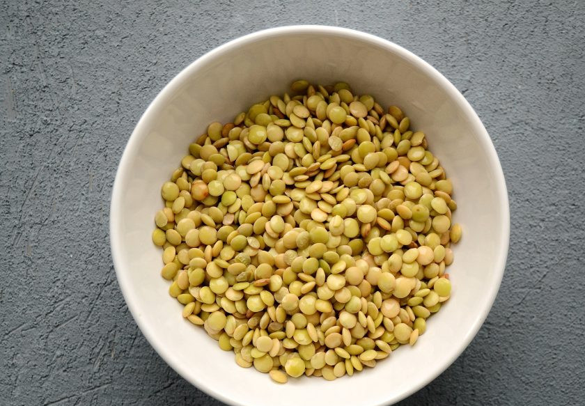 1. Этап. Котлеты из чечевицы и риса: Промойте чечевицу. С помощью бумажных полотенец уберите лишнюю влагу.