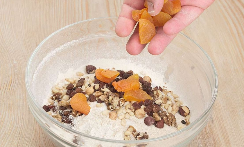 1. Этап. Хлеб с сухофруктами в духовке: Курагу нарежьте кусочками, засыпьте.