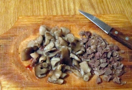 1. Этап. Пицца на батоне на сковороде: 1. Для приготовления начинки грибы, кусочки курицы и кусочки колбасы нарезаем мелко.