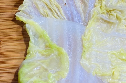 1. Этап. Голубцы с пекинской капустой: Края листьев с боков накрыть конвертом