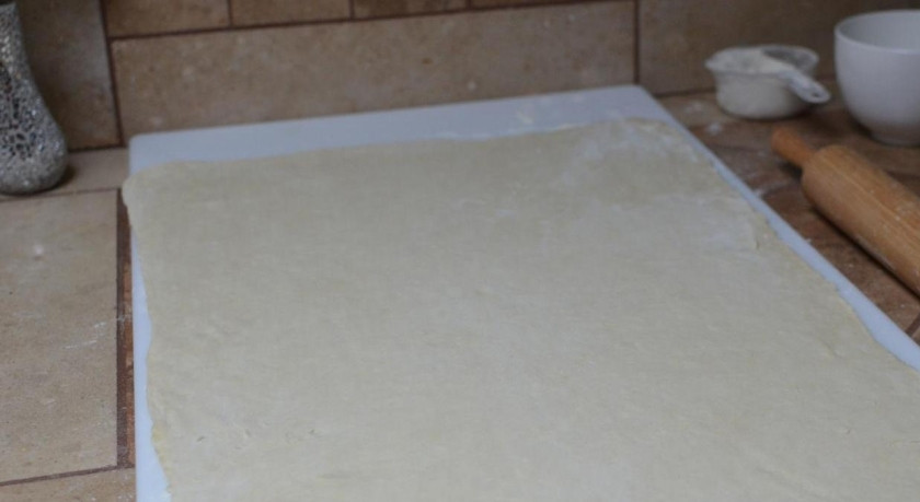 1. Этап. Слойки с творогом: Раскатать слоеное тесто в пласт.