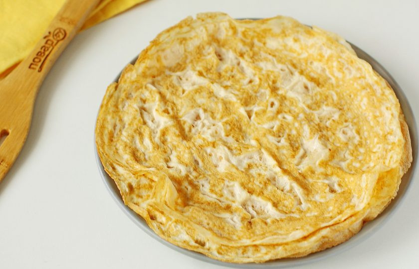 1. Этап. Яичные блинчики без крахмала: Таким образом приготовьте все блины. Из указанного количества ингредиентов выходит около 3-6 штук. Все зависит от диаметра сковороды и желаемой толщины блинов.