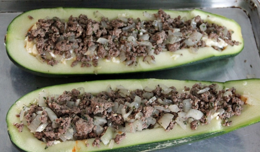 1. Этап. Говядина с кабачками в духовке: Фарш должен образовывать небольшую горку.