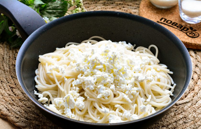 1. Этап. Сладкие спагетти с творогом: Всыпьте к спагетти зернистый творог и перемешайте. Творог используйте любой жирности.