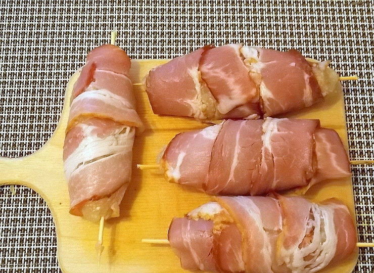 1. Этап. Куриные кебабы в беконе: Оберните котлеты беконом.