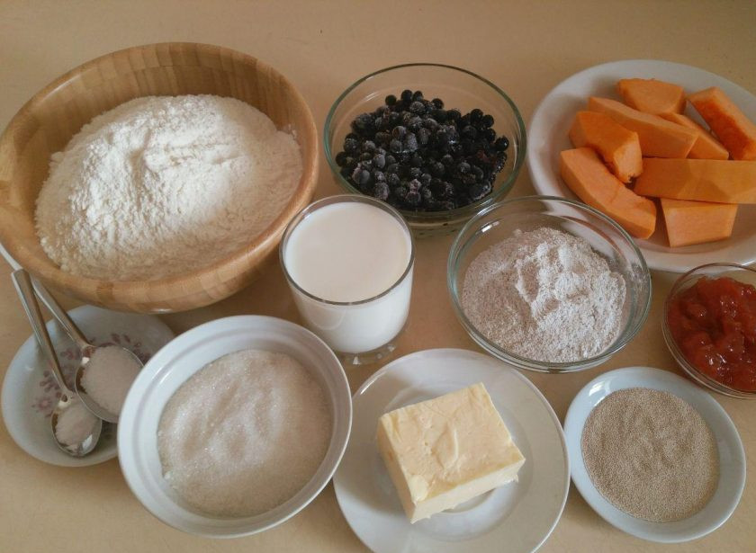 1. Этап. Тыквенный пирог с ягодами и штрейзелем: Подготовьте все ингредиенты, необходимые для приготовления тыквенного пирога: взвесьте сухие компоненты, муку просейте, тыкву очистите и порежьте на ломтики, ягоды промойте или достаньте из морозилки, если используются замороженные.