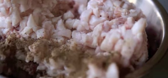 1. Этап. Колбаса Одесская: Мясо и сало разделите, треть порежьте мелкими сантиметровыми кубиками. Остальное измельчите с помощью мясорубки с насадкой средней величины. Все перемешайте со специями и поставьте в холодильник на 2-3 суток. Так сырье насытится солью и 