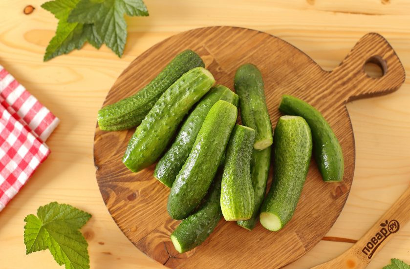 1. Этап. Огурцы с зелеными помидорами на зиму: Огурцы промойте и срежьте кончики с двух сторон. Если огурцы мелкие, то можно этого не делать.