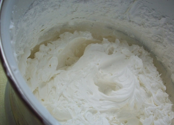 1. Этап. Тирамису с желатином: Быстро и аккуратно смешайте взбитый маскарпоне и сливочно-желатиновую массу. Лучше делать это вручную, при помощи силиконовой лопатки.