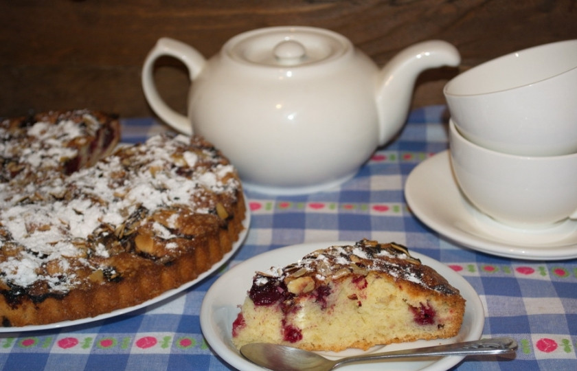 1. Этап. Вишневый пирог из замороженной вишни: Великолепный пирог готов. Пробуйте, он вкусен даже теплым!