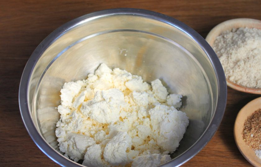 1. Этап. Кето сырники: В миску высыпаем творог.