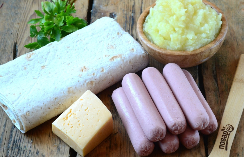 1. Этап. Сосиски в картофельно-сырной шубке: Подготовьте все необходимые ингредиенты. Заранее приготовьте картофельное пюре, отварив несколько картофелин в подсоленной воде, а затем разомните ее в пюре вместе со сливочным маслом.