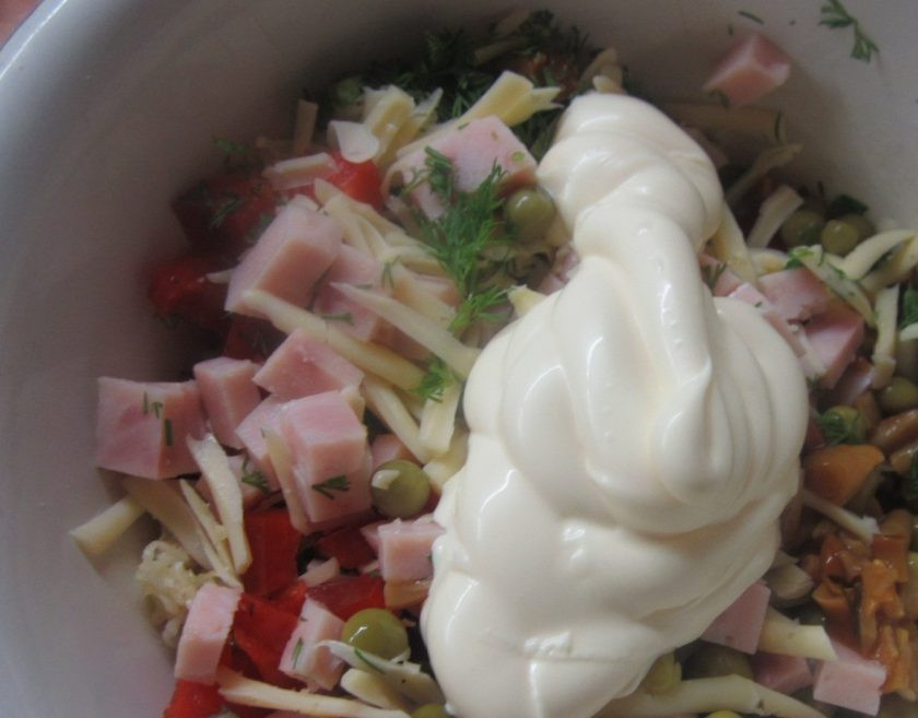 1. Этап. Салат из опят маринованных: 3. В самом конце добавьте маринованные опята и майонез. Грибы можно не промывать, как это принято обычно.