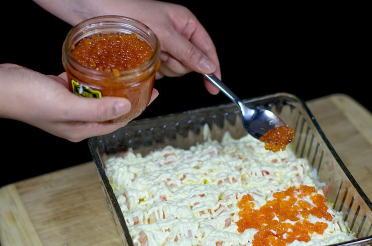 1. Этап. Салат Лагуна: 10. Украсить сверху салат красной икрой и отправить в холодильник минимум на 1 час.