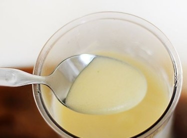 1. Этап. Завтрак Бенедикт: Взбиваем до тех пор, пока соус не станет гладким и однородным.