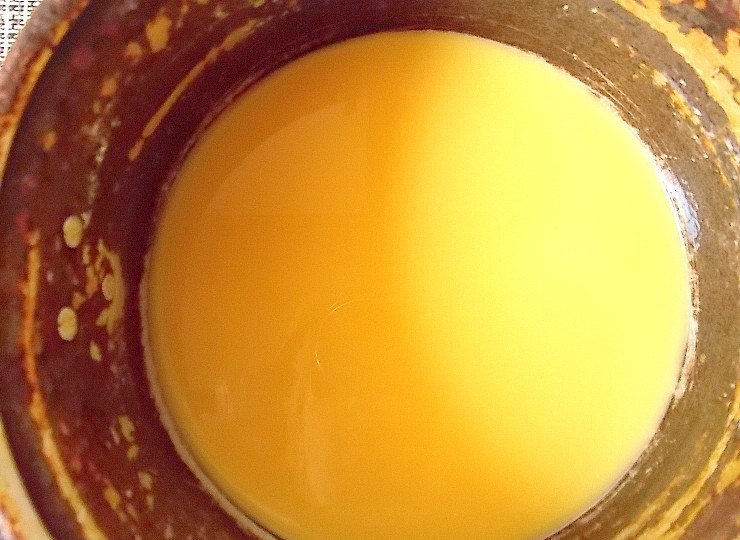 1. Этап. Десерт Яйцо страуса: В сотейнике соедините сок, половину сахара и половину крахмала. Перемешайте.