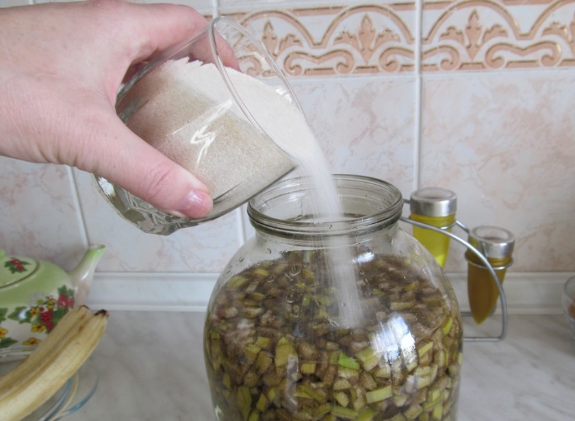 1. Этап. Квас из банановой кожуры: Добавьте стакан сахара.