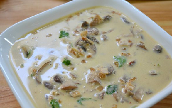 1. Этап. Курица под соусом с грибами: 1. Лук почистите и нарежьте мелким кубиком. В сковороде растопите масло, добавьте растительное и обжарьте лук до прозрачности. Добавьте коньяк, погодите минутку, затем влейте вино и кипятите на медленном огне около 15 минут. Параллельно в другой сковороде жарьте грибы под приоткрытой крышкой, пусть из них выйдет вся жидкость. Как только жидкость из грибов испарится, добавьте шампиньоны в соус, перемешайте, а затем влейте сливки (или сметану). Посолите, поперчите, добавьте измельченную петрушку. Соус готов!