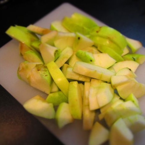 1. Этап. Творожная запеканка с яблоками: Яблоки нарезаем небольшими дольками.