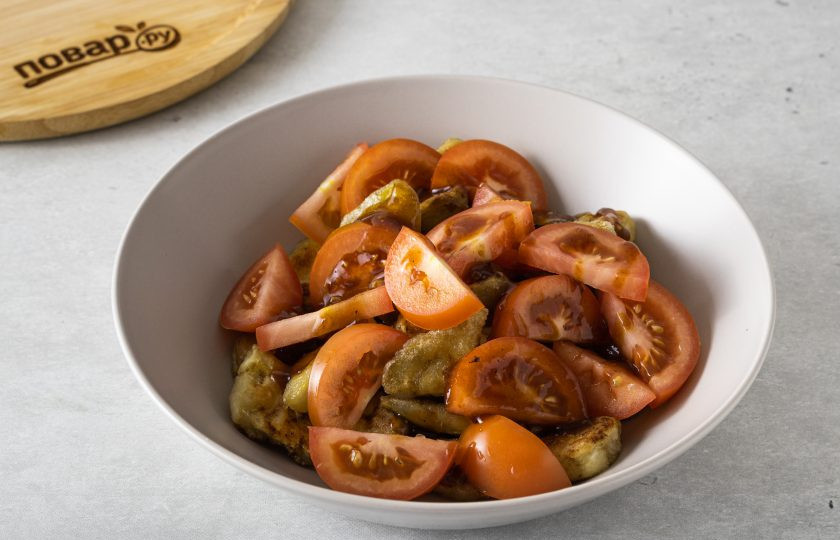 1. Этап. Азиатский салат с баклажанами и помидорами: Переложите баклажаны в глубокую миску. Добавьте нарезанные дольками помидоры. Полейте соусом и перемешайте.