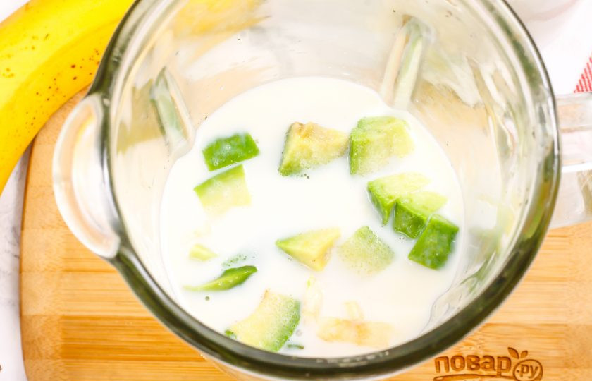 1. Этап. Смузи с авокадо и бананом: Влейте молоко любого сорта и любой жирности. При желании его можно заменить жидким йогуртом, кефиром или ряженкой. Измельчите все на пульсирующем режиме примерно 1-2 минуты.