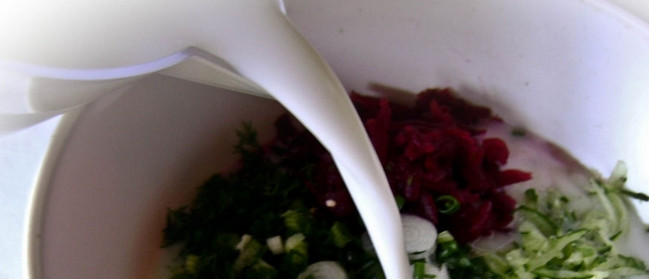 1. Этап. Холодник на кефире со свеклой: 3. Заливаем кефиром и добавим специи.