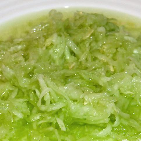 1. Этап. Соус Дзадзики: Почистите огурец от шкурки и натрите его на тёрке (можно удалить семена). Посолите и оставьте на 10-15 минут.