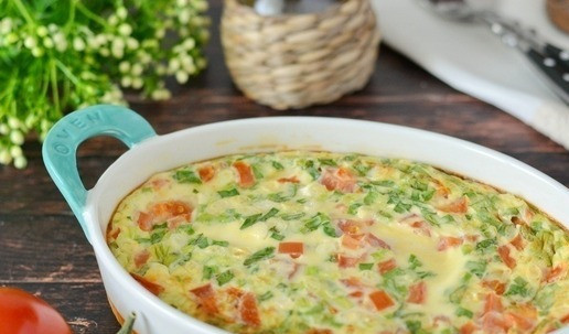 1. Этап. Омлет с помидорами и зелёным луком: Если омлет не дрожит в центре, то он готов.