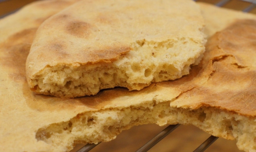 1. Этап. Лаваш на кефире: 5. Готовый лаваш получается мягким и ароматным, сразу же подаю его к столу, но и через несколько часов он будет таким же вкусным.