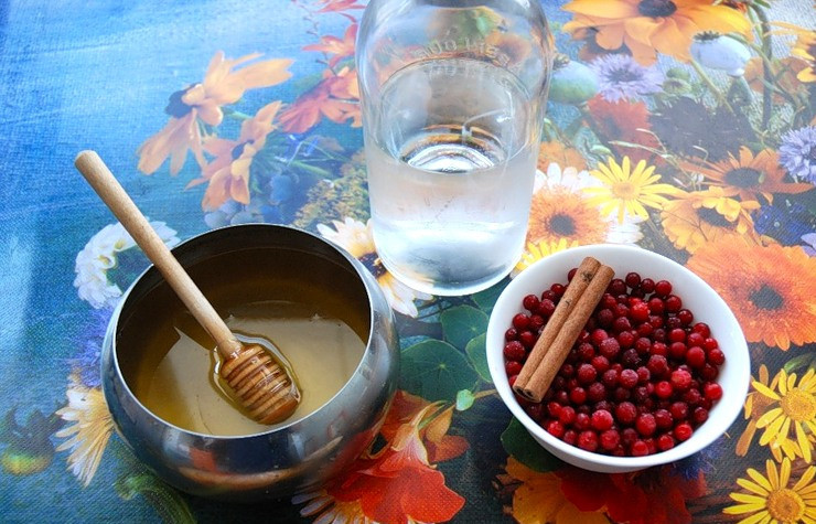 1. Этап. Брусничный ликер: 1. Подготовим ингредиенты. Бруснику перебираем, моем и обсушим. Складываем на дно кастрюли.