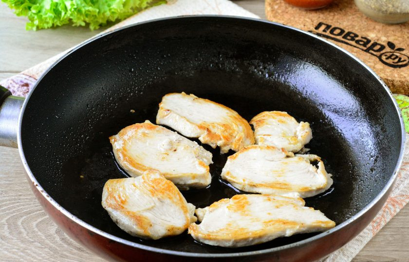 1. Этап. Бургер с курицей, яблоком и сыром: Кусочки курицы обжаривайте на сковороде с добавлением масла. Жарьте быстро — 2-3 минуты, чтобы грудка осталась сочной.