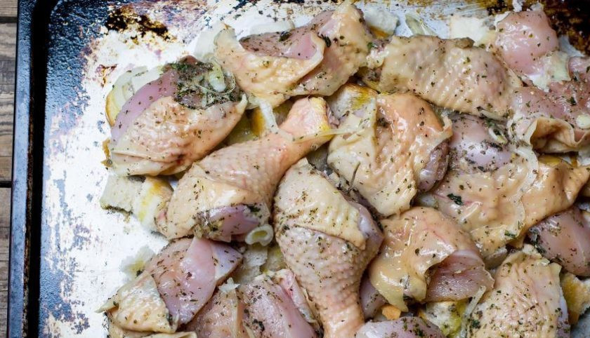 1. Этап. Курятина в духовке: Выложите на хлеб куски курицы, полейте все маринадом. Разогрейте духовку до двухсот градусов и поставьте в нее противень. Запекайте двадцать минут, затем выложите поверх курицы лук и маслины и запекайте еще пятнадцать минут.