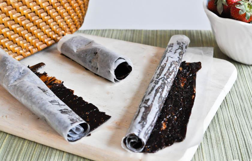 1. Этап. Домашняя фруктовая карамель: 5. Свернуть лист бумаги и нарезать карамель на ломтики нужного размера. Посыпать кукурузным крахмалом для предотвращения прилипания, накрыть пластиковой крышкой и хранить в прохладном месте в плотно закрытой таре.