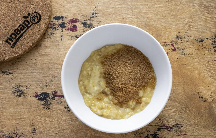 1. Этап. Банановые оладьи с рисовой мукой: Добавьте сахар, мускатный орех, корицу, соль и ванилин. Еще раз перемешайте.