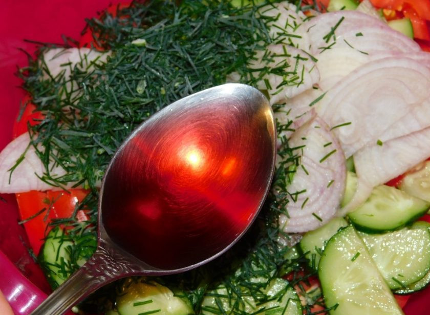 1. Этап. Овощной салат с базиликом: Добавьте лук, нарезанный полукольцами и укроп. Заправьте растительным маслом и виноградным уксусом. Соль и сахар по вкусу. Хорошо салат перемешайте и дайте постоять минут 30.