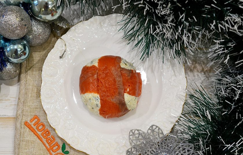 1. Этап. Праздничная закуска с семгой: 8. Переверните на тарелку, уберите пленку и подавайте к столу. Приятного аппетита!