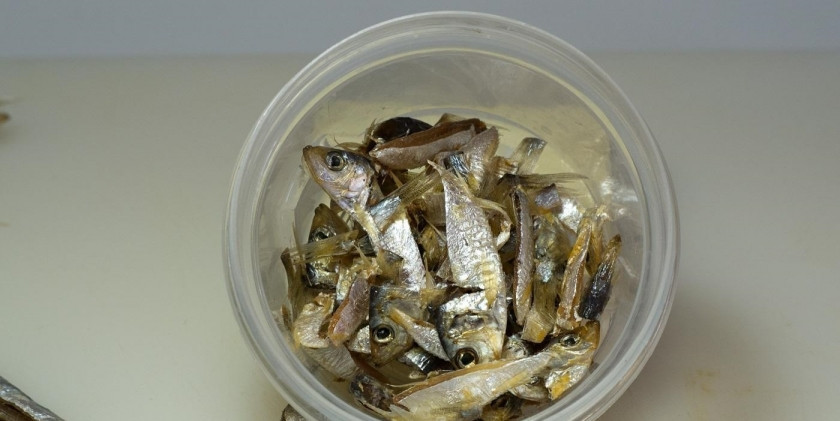 1. Этап. Тайский рыбный соус: 1. Рыбку измельчаю (разбираю) на небольшие кусочки, а можно и вовсе взять остатки от приготовления других блюд: например, головы и хвосты.