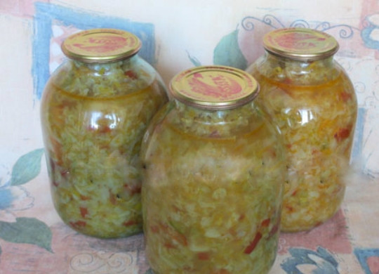 1. Этап. Зеленые щи на зиму: 7. Простерилизуйте банки, в которых вы планируете хранить щи. Стерилизовать их можно просто кипятком. Перелейте получившиеся щи из кастрюли в банку, закатайте. Поставьте банки на крышки, т.е. переверните их, и укутайте в теплое одеяло, пока они сами не остынут. Затем уберите в холодильник. Зеленые щи на зиму готовы.