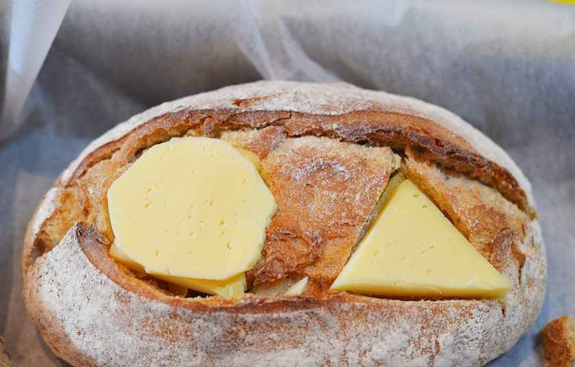 1. Этап. Сырный дип в батоне: Сыр вырежьте тоже в виде круга и треугольника по размеру на батоне и вложите в хлеб.