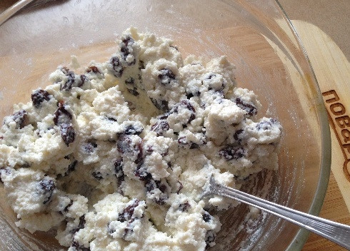 1. Этап. Сладкие конкильони с творогом: 3. Смешиваем протертый через сито творог с изюмом, сахаром обычным и ванильным и ложкой сметаны. Но начинка не должна быть жидкой!