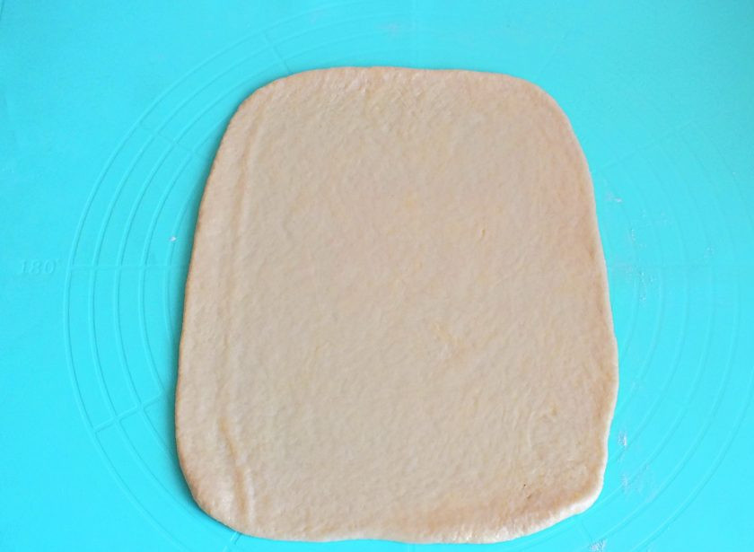 1. Этап. Татарский пирог с творогом: Каждую часть раскатайте в тонкий прямоугольный пласт.