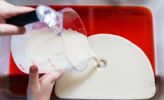 1. Этап. Низкокалорийный торт: 6. Вылейте в форму и снова отправьте в холодильник. Повторяйте слои по мере застывания предыдущего.