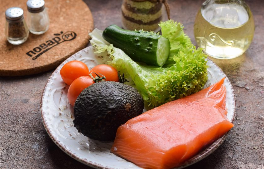 1. Этап. Салат с авокадо и семгой: Подготовьте ингредиенты. Красную рыбу можно взять слабосоленую или копченую — на ваш выбор.